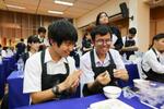 　タイの高校生と二人一組となり、タイのお菓子を一緒に作る参加者【写真提供：JICA】