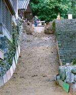　２メートルの土壁が撤去され、緩やかな傾斜になった坂＝２２日午後、三重県桑名市