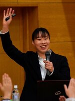 児童生徒に話しかけながら講演を進める入江さん＝１９日、江府町小江尾の奥大山江府学園ブナの森校舎