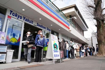 　プロ野球ヤクルトの球団マスコット「つば九郎」が活動休止してから初めての神宮球場でのオープン戦を前に、オフィシャルショップに列を作るファン＝１４日、神宮外苑