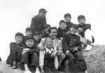 　蒔田晋治さん（中央）と、版画部の生徒たち＝１９５４年ごろ、静岡県焼津市
