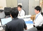 オンラインで県条例の趣旨や対応する際の具体例について説明する県選管職員＝１１日、鳥取県庁