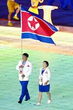 　杭州アジア大会の開会式で入場行進する北朝鮮の旗手＝９月、中国・杭州（共同）