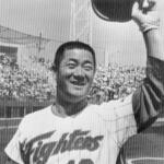 　１９７５年５月、史上５人目の４千塁打を達成し、観客に帽子を振る張本勲さん＝鳴門球場