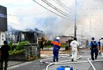 炎を上げて燃える民家＝１８日午後３時４０分ごろ、鳥取市湖山町南３丁目