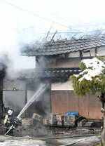 白煙を上げる作業小屋＝１９日午前９時５０分、倉吉市志津