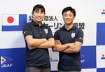 　東京都内で記者会見した、セーリングの混合４７０級パリ五輪代表の岡田奎樹（右）と吉岡美帆＝１０日