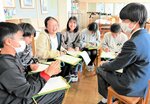 小学生らに高校生活の様子を話す高校生（右）