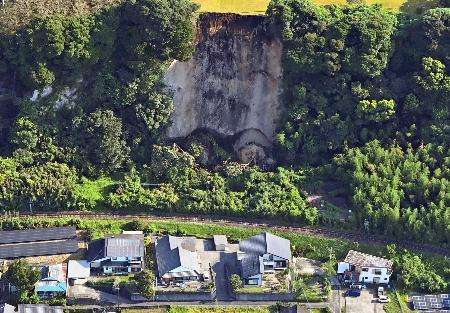 　鹿児島県志布志市の崩落現場＝９日午前８時１０分（共同通信社ヘリから）