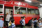 　送迎保育ステーションに到着し、バスを降りる子どもたち＝７月、千葉県流山市（画像の一部を加工しています）