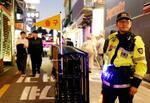 　警察官が配置された韓国ソウルの繁華街、梨泰院の通り＝２８日（共同）