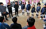 硬式野球チームの選手にエールを送る山本選手（左奥から３人目）＝２８日、南部町東長田