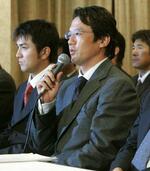 　ストライキ実施が決まり記者会見をする日本プロ野球選手会の古田敦也会長＝２００４年９月１７日、東京都内