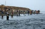 　フーレップ川河口海岸に並ぶ釣り人たち＝２０２３年１０月、北海道枝幸町