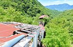 山の斜面に沿って連なる工場群。「天空の要塞」の異名にも納得だ