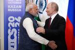 　ロシア・カザンのＢＲＩＣＳ首脳会議で抱擁を交わすプーチン大統領（右）とインドのモディ首相＝２０２４年１０月（ＡＰ＝共同）