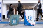 　南アフリカ・ヨハネスブルク近郊の総選挙開票センターに展示された３０年前の投票箱（左）と今回の投票箱＝１日（共同）
