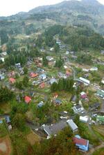 　中越地震で道路が寸断され、孤立した新潟県山古志村（現長岡市）＝２００４年１０月