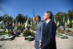 　ウクライナ・キーウで、軍人の墓地を訪問したブリンケン米国務長官（右）とウクライナのクレバ外相＝６日（クレバ氏のソーシャルメディアから・ロイター＝共同）