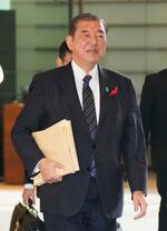 　首相官邸に入る石破首相＝１６日午前