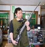 　ハーフライフルを持つ男性＝２８日、札幌市