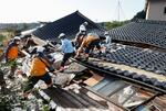 　倒壊した家屋で、住民を捜索する消防隊員＝４日午前１０時２１分、石川県珠洲市若山町