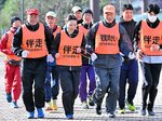 鳥取マラソンに初挑戦する原田さん（右から３人目）と練習する白うさぎＢ＆Ｇのメンバー＝２日、鳥取市布勢のヤマタスポーツパーク総合運動公園