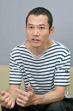 　「思わずみんながしゃべりたくなるような作品を作りたい」と語る鈴木康広さん