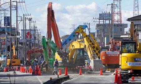 　捜索が続く道路陥没事故の現場周辺＝８日午後、埼玉県八潮市