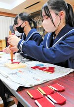 合格祈願の思いを込め、お守り作りに励む生徒ら＝１９日、鳥取市河原町の河原中