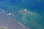 　噴火で発生した新たな島（中央）＝１０日午後、小笠原諸島の硫黄島沖（海上保安庁提供）