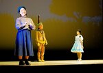 ミュージカル「オズの魔法使い」で表情豊かに手話通訳する田中さん（左）＝２０日、鳥取市のとりぎん文化会館