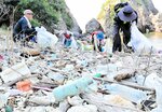 大量に漂着したごみを回収する参加者＝香美町香住区下浜のオッパセ浜