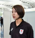 　羽田空港で取材に応じるバレーボール女子日本代表の古賀＝１０日