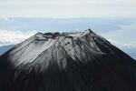 　初冠雪した富士山の山頂付近＝５日午前１０時２分（共同通信社ヘリから）