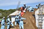 　家屋内で土砂に埋没した車両からの救出訓練＝１０日午前、石川県津幡町