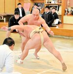 無差別級で優勝した川崎永遠（奥）＝鳥取城北高相撲場