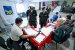 　８日、ロシア極東ウラジオストクで、沿海地方知事選の投票を行う軍関係者ら（タス＝共同）