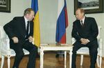 　２００４年１２月、モスクワで会談するウクライナのクチマ大統領（左）とロシアのプーチン大統領（タス＝共同）
