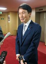 　記者団の取材に応じる三反園訓衆院議員＝１０日正午、東京・永田町の自民党本部