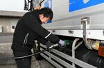 大型トラックに軽油を給油するドライバー＝１月３１日、倉吉市清谷町２丁目の鳥取県中部トラック事業協同組合