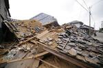 　地震で倒壊した石川県志賀町の家屋＝２日