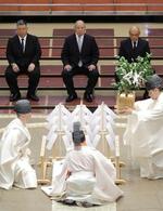 　１１日、大相撲夏場所初日を前に、東京・両国国技館で営まれた土俵祭り。奥中央は日本相撲協会の八角理事長
