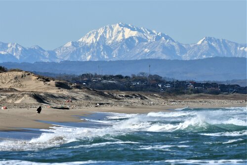 鳥取砂丘から眺めた日本海と大山＝１７日、鳥取市福部町湯山