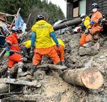 輪島市市ノ瀬町の土砂崩落現場で行方不明者の捜索に当たる隊員ら（県中部消防局提供）