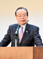 自民党派閥の政治資金パーティー裏金事件について陳謝する谷氏＝２４日、新温泉町の浜坂多目的集会施設