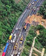 　高速道路の路面が崩落した現場＝１日、中国広東省梅州市（新華社＝共同）