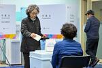 　１０日、ソウル市鍾路区の投票所で投票する有権者（共同）