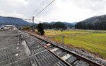 駅舎周辺には里山風景が広がる