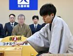 　将棋の第５０期棋王戦コナミグループ杯５番勝負第２局で、初手を指す増田康宏八段＝２２日午前、金沢市の北國新聞会館